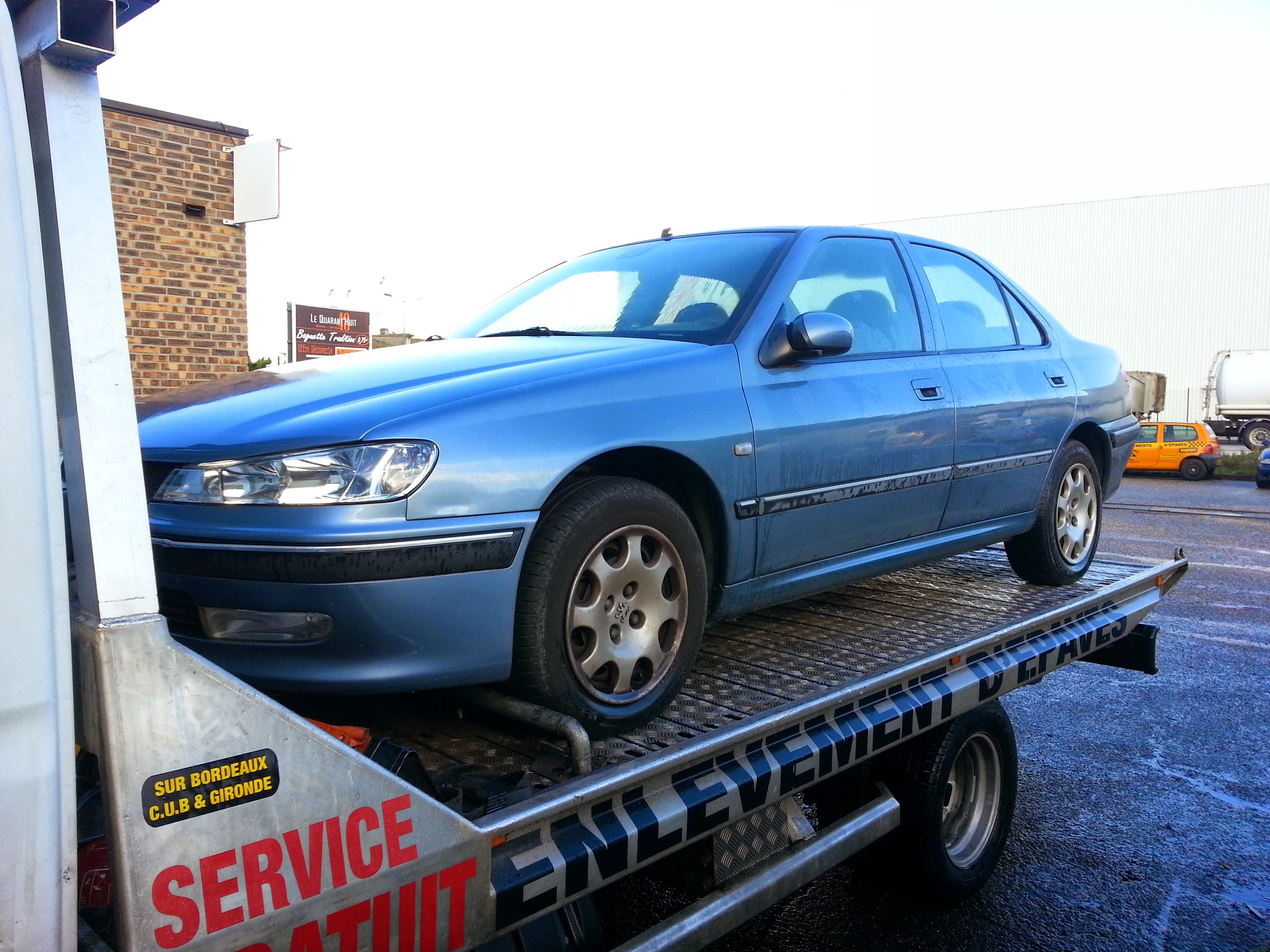 Voiture non roulante en cours d enlevement