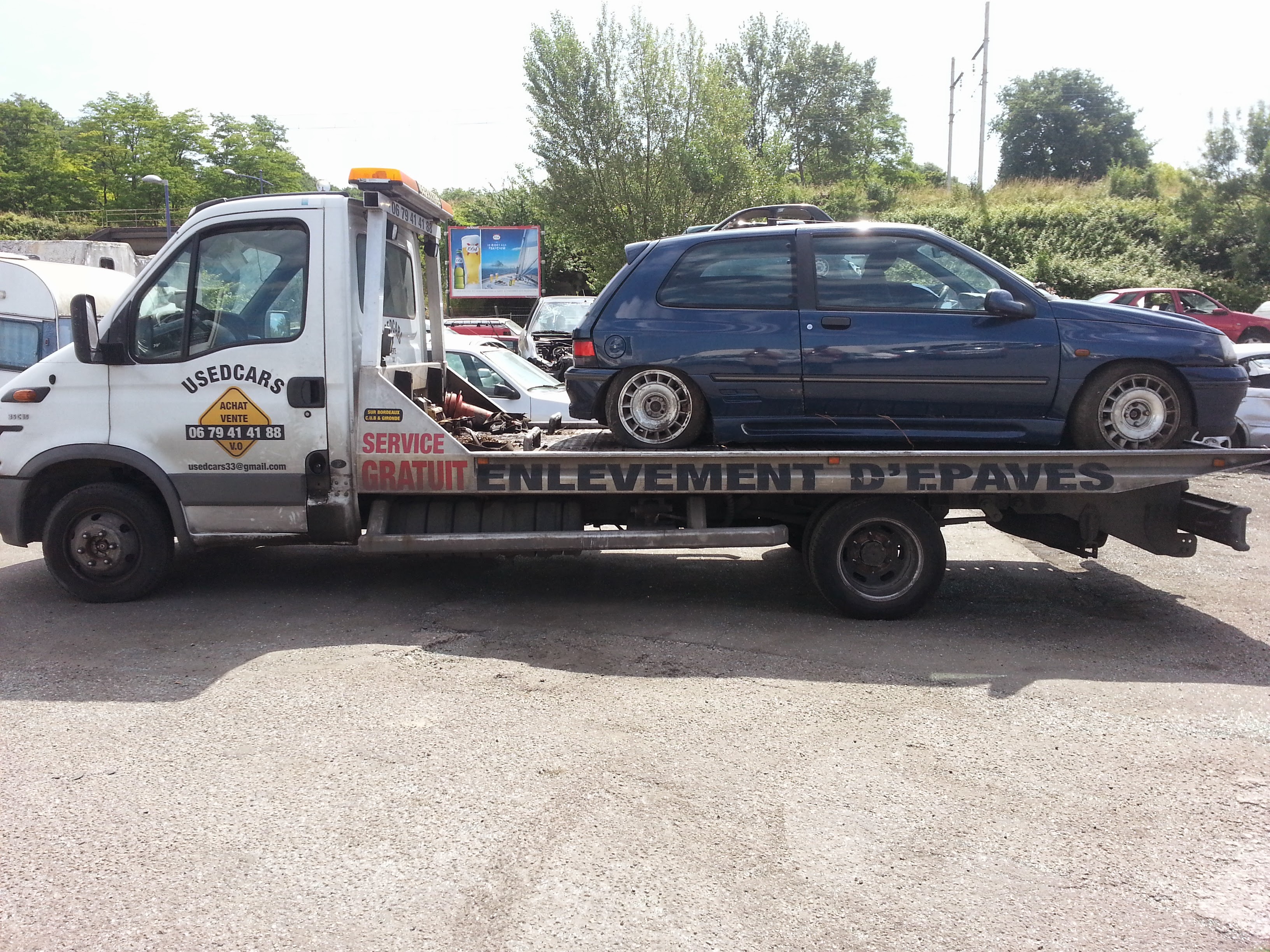 Camion d epaviste equipe pour l enlevement de vehicule hors d usage