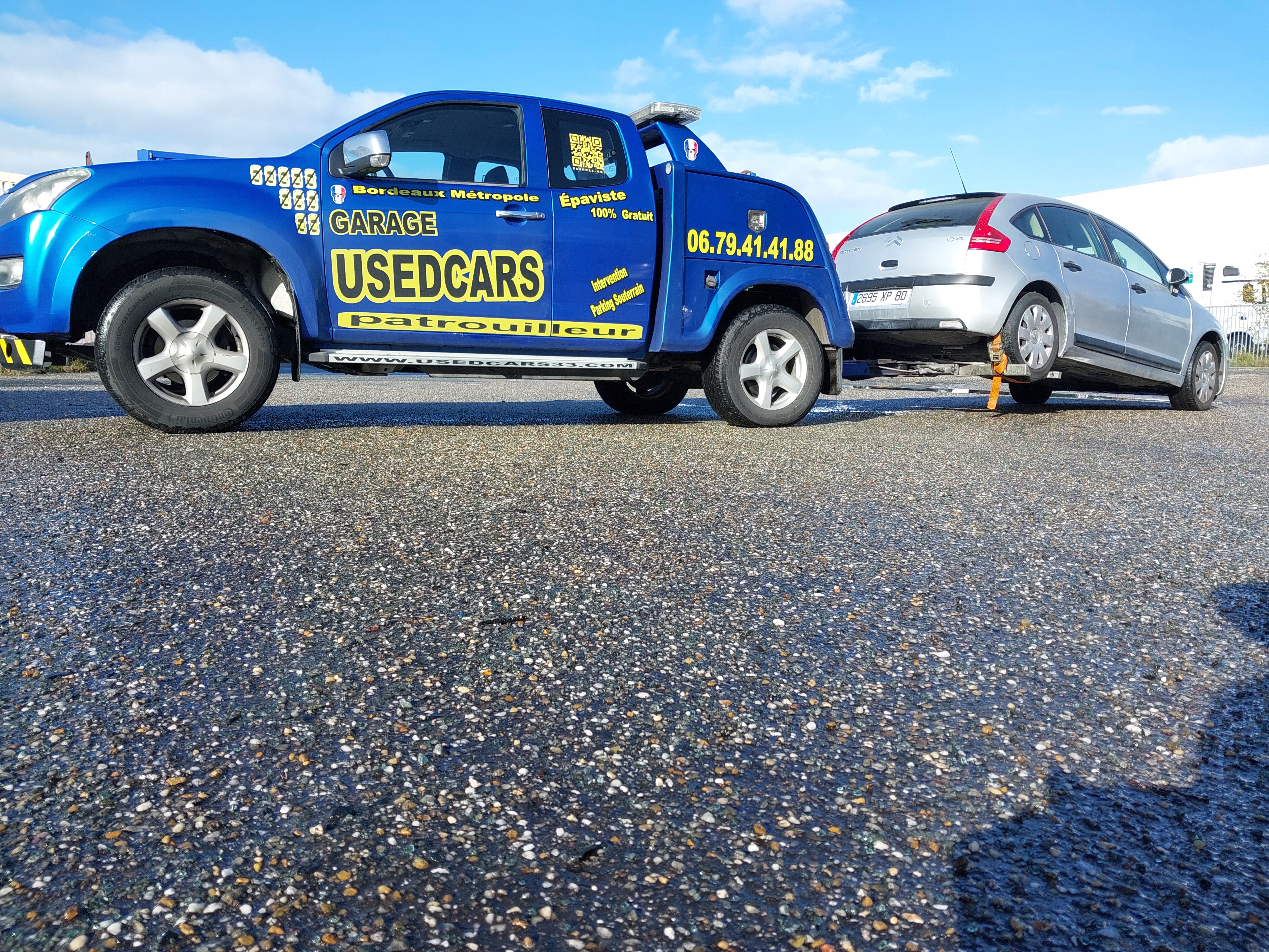 Epaviste en action lors de la recuperation d une voiture non roulante