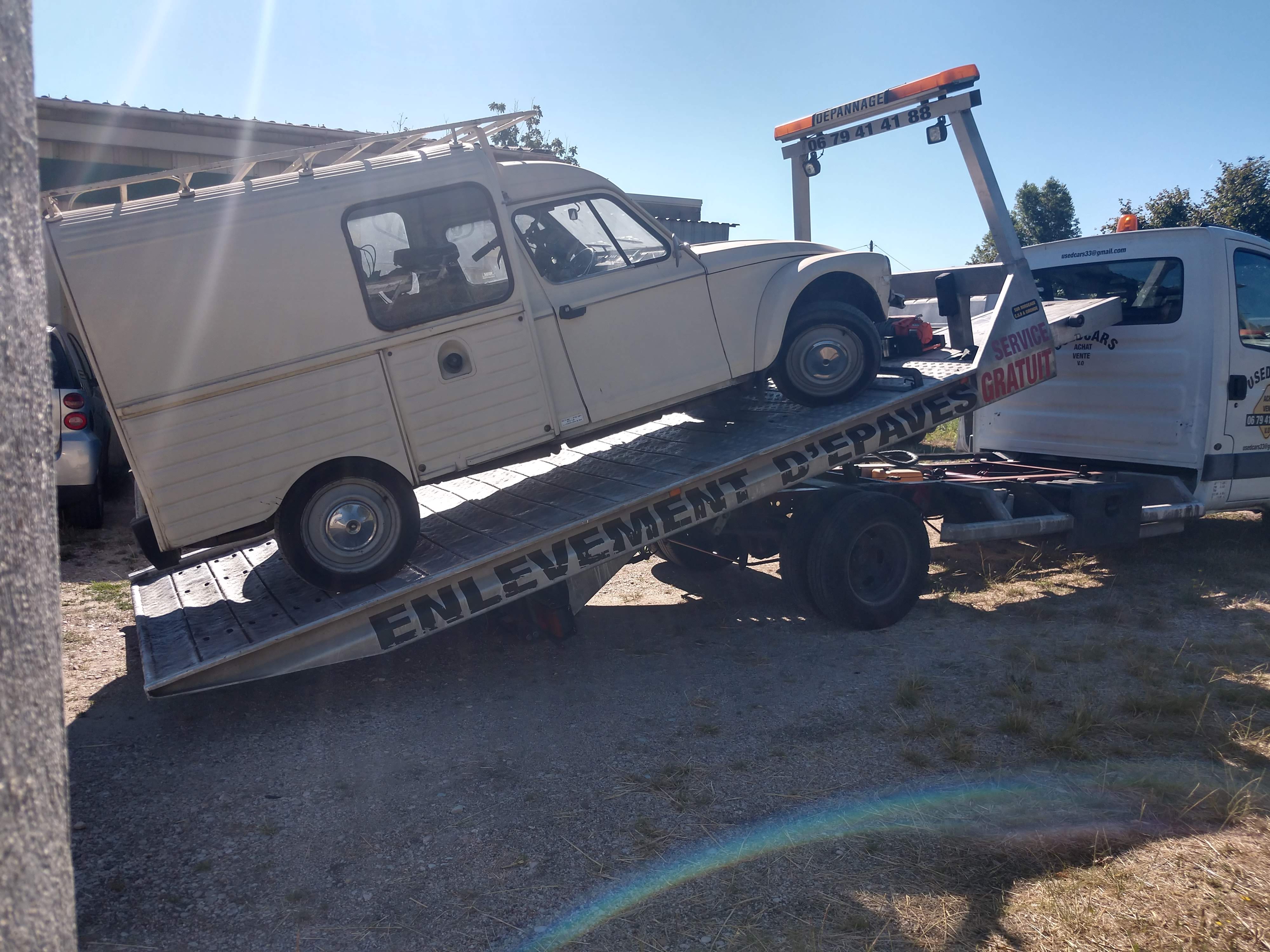 Camion d epaviste equipe pour l enlevement de vehicule hors d usage